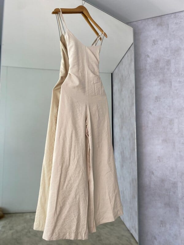 Macacão Elegance Serena – Sofisticação em Cada Detalhe FEMININO - ROUPAS - MACACÃO Dm Stores Areia PP - Veste (32 a 34)