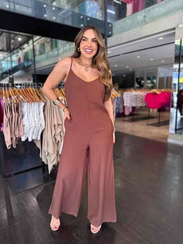 Macacão Elegance Serena – Sofisticação em Cada Detalhe FEMININO - ROUPAS - MACACÃO Dm Stores Marrom PP - Veste (32 a 34)
