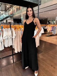 Macacão Elegance Serena – Sofisticação em Cada Detalhe FEMININO - ROUPAS - MACACÃO Dm Stores Preto PP - Veste (32 a 34) 